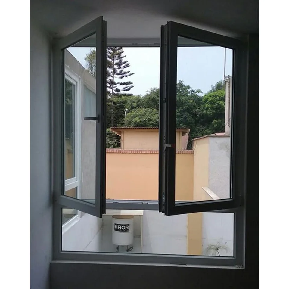 Ventana abatible de PVC abierta hacia el interior