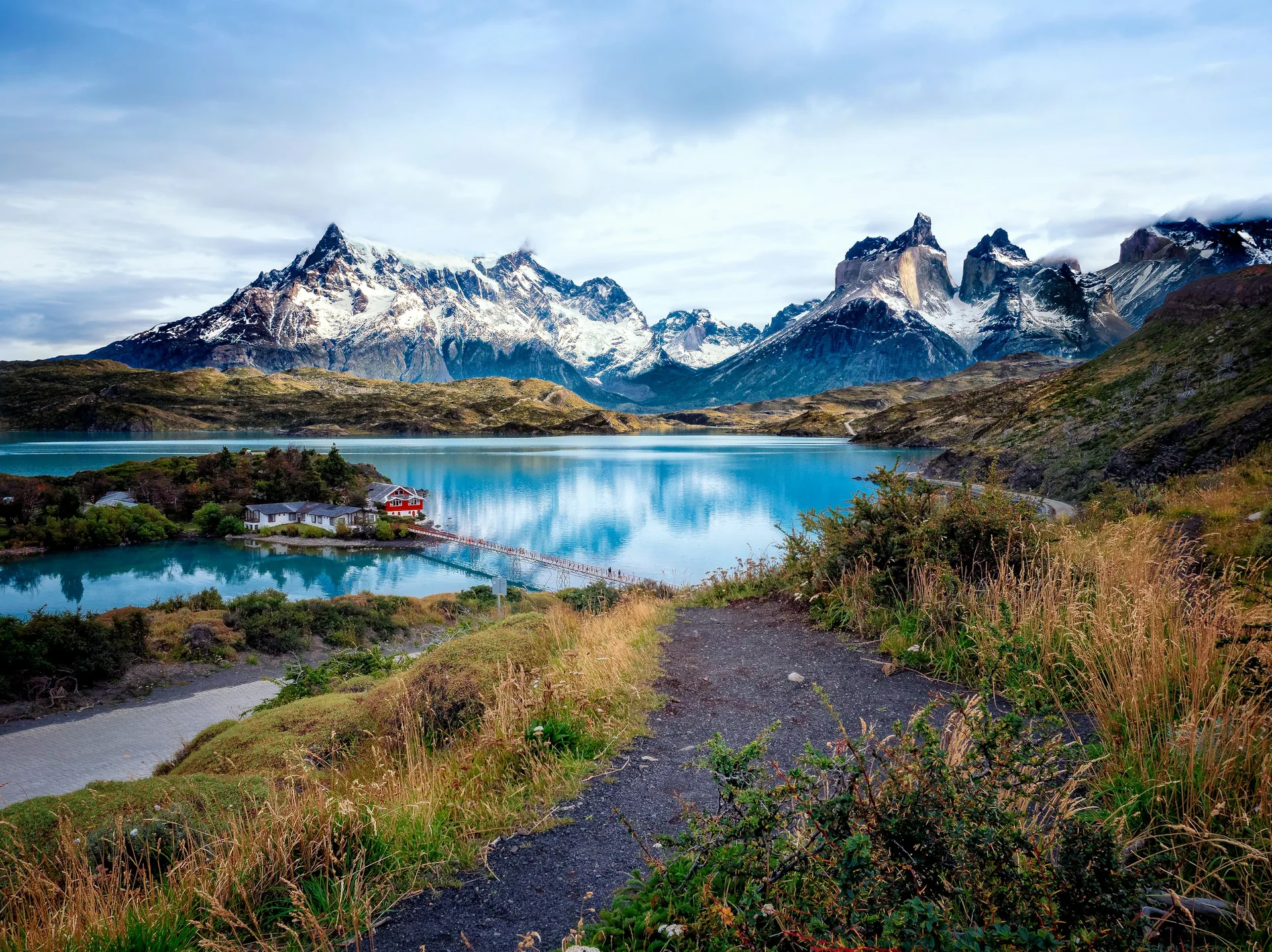 Cuernos del Paine y lago Pehoé en la Patagonia chilena