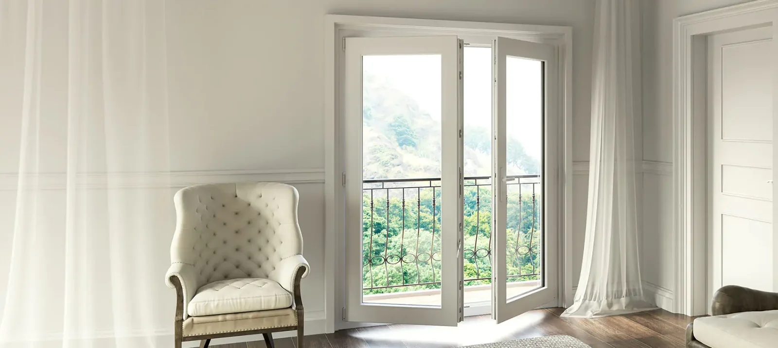 Ventana junto a una butaca en una sala luminosa